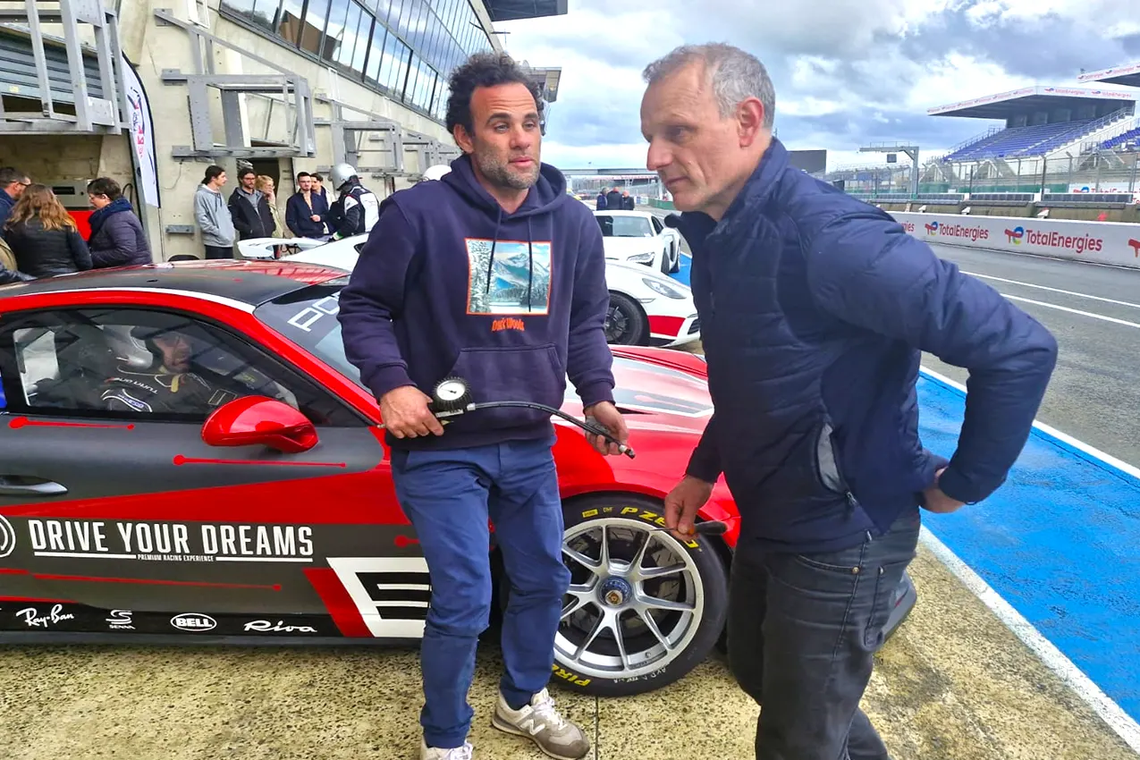 Logo de l’Association Handisport Automobile – accès à l’expérience automobile adaptée