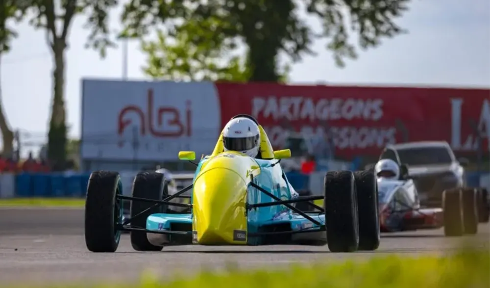 Monoplaces de Formule 4 en roulage sur circuit automobile, lors d’une épreuve du championnat de France à Albi