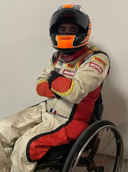 olivier-tresorier-association-handisport-automobile-fauteuil Membre de l’association Handisport Automobile en situation de handicap, participant au projet