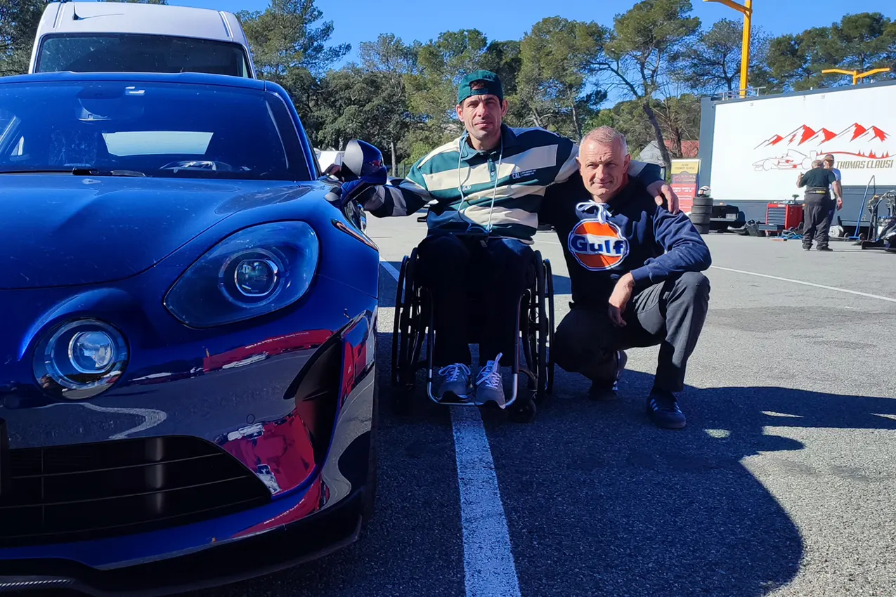 Participant paraplégique lors d’un baptême de piste avec l’Association Handisport Automobile sur le Circuit du Luc accompagné par Olivier Clément