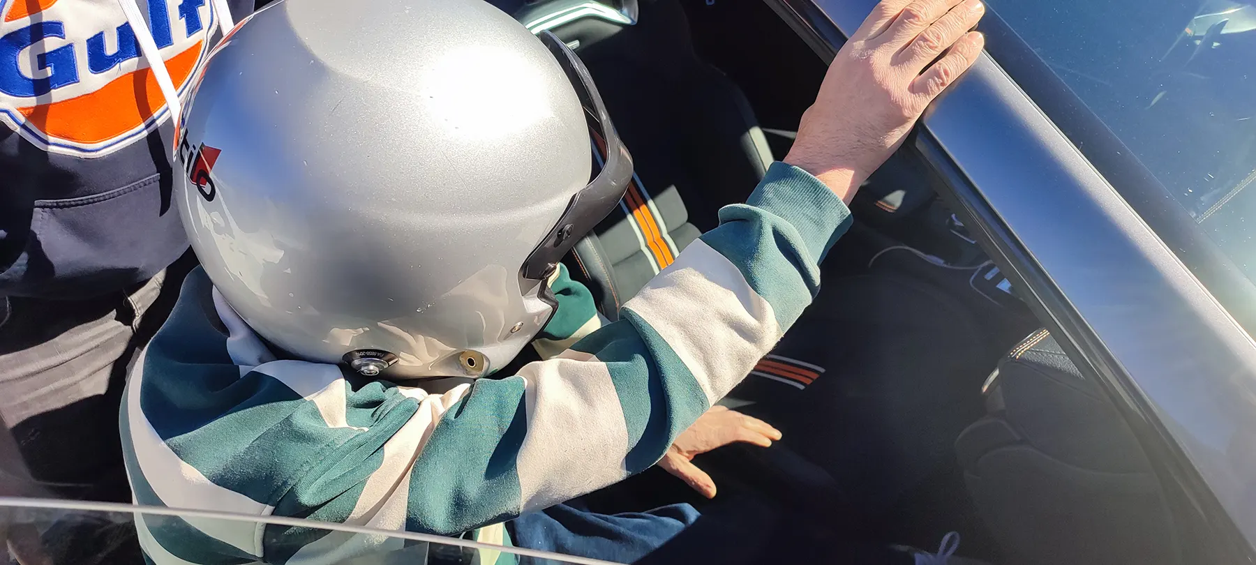 Installation d’une personne en situation de handicap dans un véhicule adapté sur circuit – accompagnement Handisport Automobile