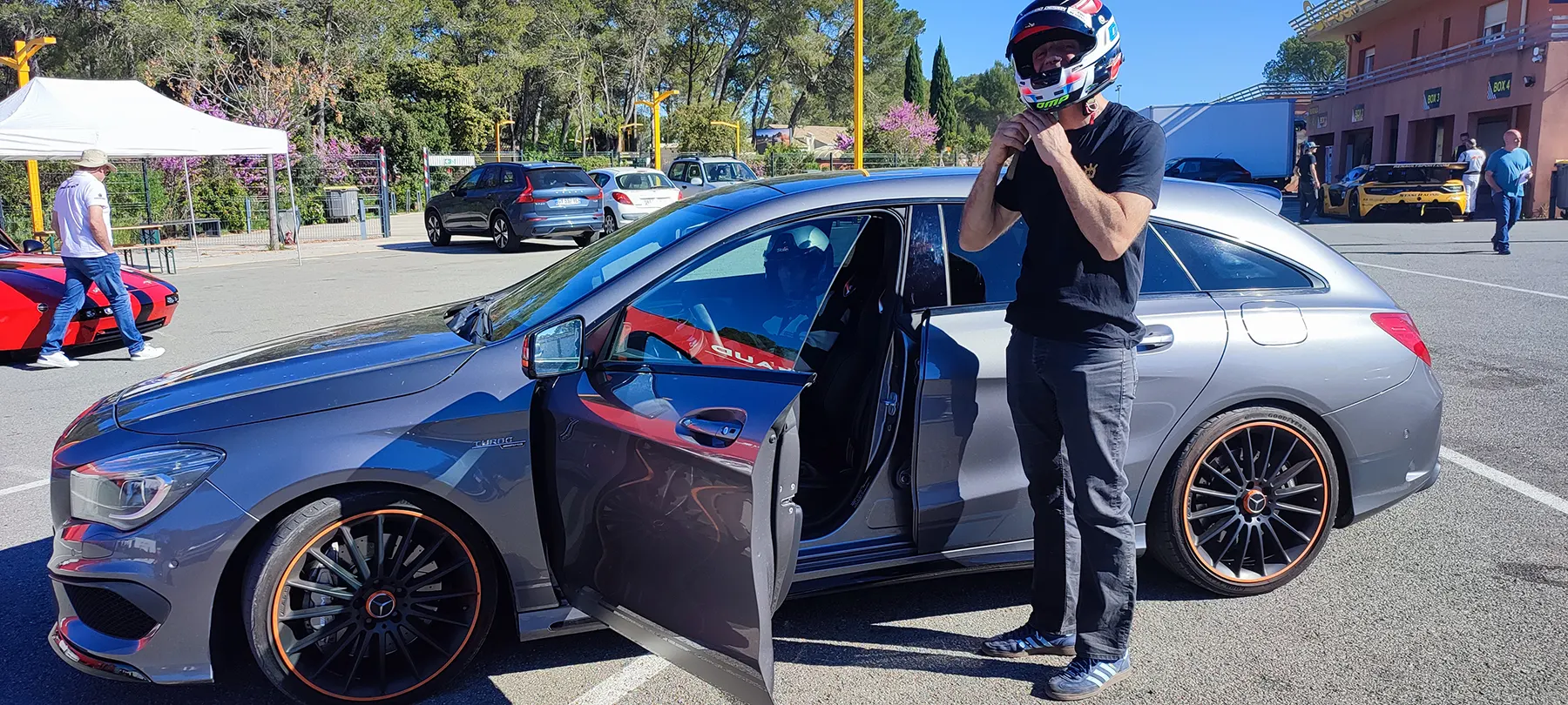 Préparation d’un baptême sur circuit au Luc à bord d’une Mercedes AMG avec l’association Handisport Automobile